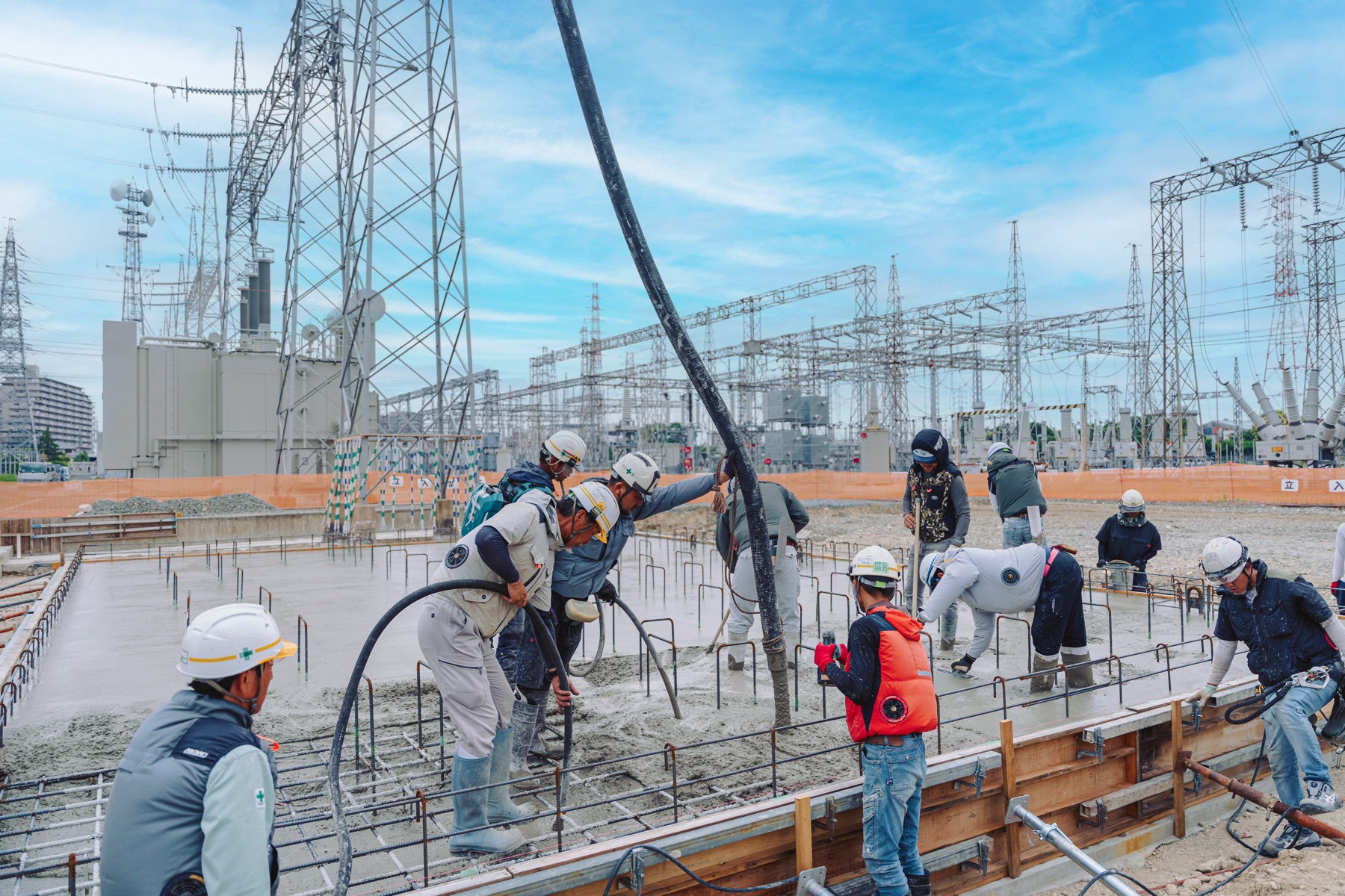変電所内で基礎のコンクリート打設を行う鍵田組の現場